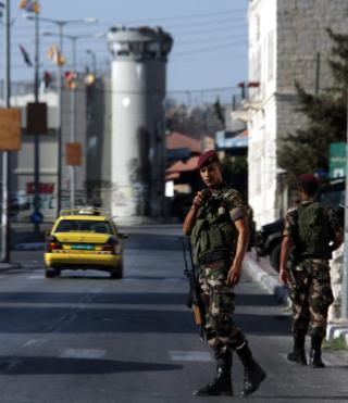 H�Y SIKKERHET: Palestinsk politi st�r vakt n�r den israelske muren og n�r luksuhotellet der Fatah-delegatene bor under kongressen: Foto: Scanpix
