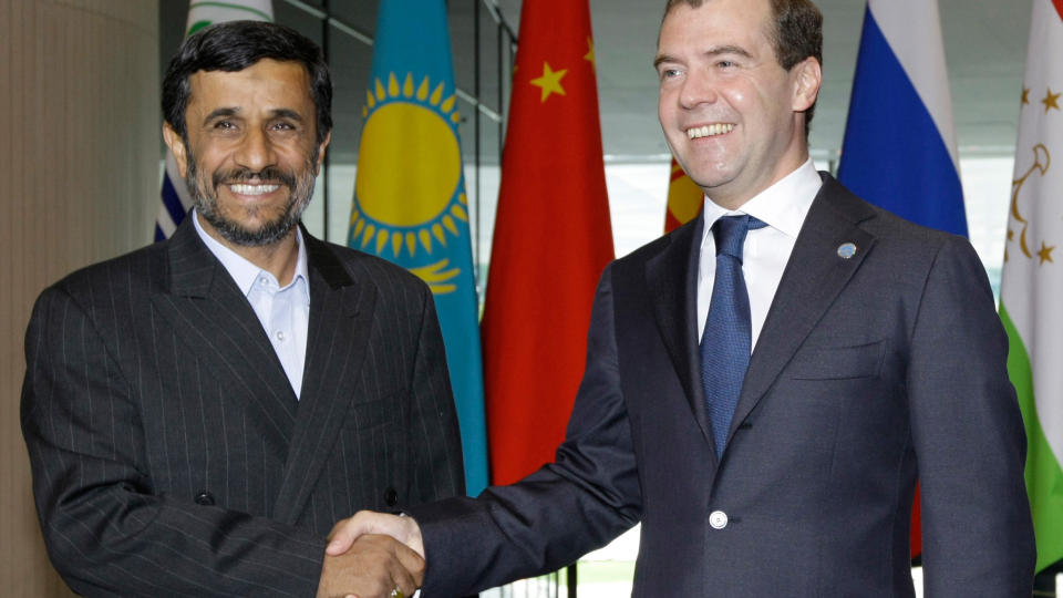 DRO RETT TIL RUSSLAND: 16. juni, kort tid etter det sv�rt omstridte valget, dro Mahmoud Ahmadinejad til Russland for � delta p� en sikkerhetskonferanse og m�te president Dmitry Medvedev. Foto: AP/ RIA Novosti, Presidential Press Service, Vladimir Rodionov/Scanpix