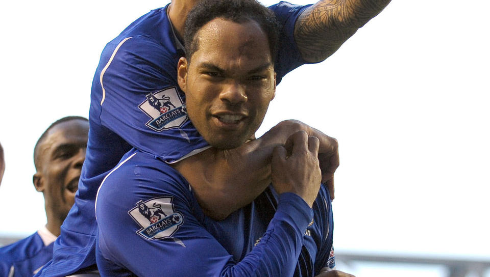 VIL BORT: Joleon Lescott (foran) har skrevet en overgangss�knad til Everton, slik at han f�r bli Manchester City-stopper. Foto: AFP/ANDREW YATES