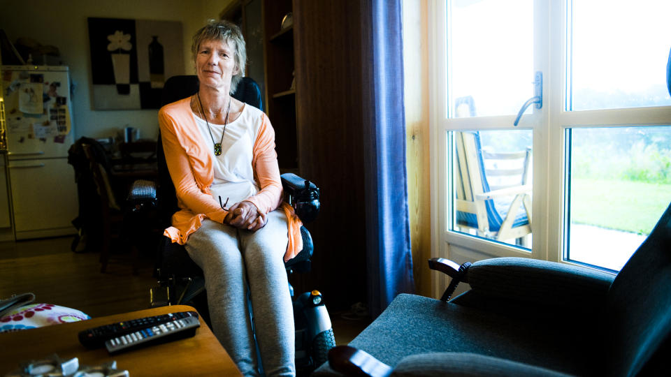 SATT I STOLEN: Bente Thore (52) satt i stolen ute av stand til selv � kunne komme seg i seng, da nattevaktene fra hjemmesykepleien forlot henne midt p� natta. Foto: H�kon Eikesdal