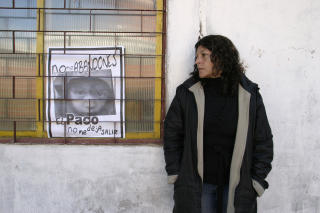 M�DRE MOT PACO: Bilma Acuna, som hver torsdag demonsterer foran presidentpalasset, st�r foran en plakat mot paco. Ogs� barn i skolealder bruker det sv�rt giftige stoffet. Ofte leter de gjennom s�ppelhaugene i Ciudad Oculta p� jakt etter mat de kan selge for � f� r�d til en dose paco.  FOTO: CAROLINA CAMPS/REUTERS/SCANPIX