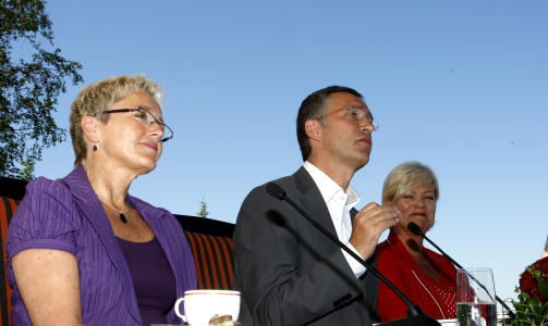 T�FFE FORHANDLINGER: Det har v�rt t�ffe forhandlinger p� flere punkter, blant annet likel�nn. SV og Sp har g�tt inn for en likel�nnspott for � l�fte l�nnen i kvinnedominerte yrker, mens Ap har v�rt motvillige til dette. If�lge Dagsavisen sitter kravet om en slik pott langt inne. Foto: SCANPIX