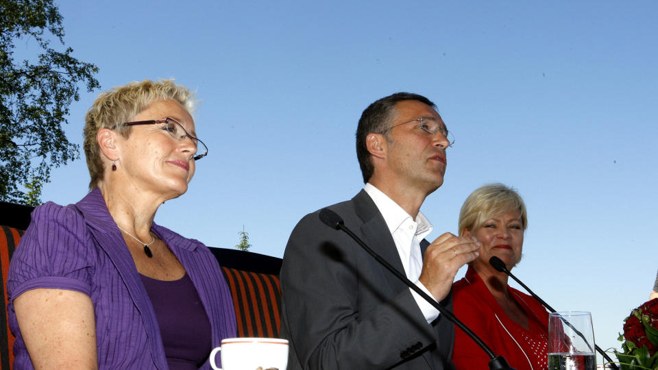 KRISE: Den �konomiske krisen kommer ogs� til prege neste �rs statsbudsjett, som legges fram i morgen formiddag. Statsminister Jens Stoltenberg (Ap), finansminister Kristin Halvorsen (SV) og samferdselsminister Liv Signe Navarsete (Sp) (tv). Foto: Knut Falch / SCANPIX .