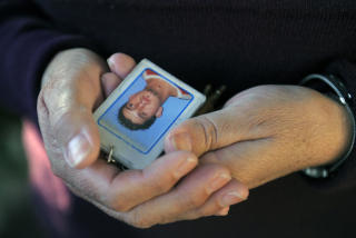 SAVNER S�NNEN: En kvinne ved navn Amalia viser frem n�kkelringen med et bilde av s�nnen Pedro (31), som ble d�mt til avvenning i 2001. Per april 2009, da bildet ble tatt, er han fremdeles ikke frisk nok til � slippes ut. FOTO: AFP PHOTO / JUAN MABROMATA/SCANPIX