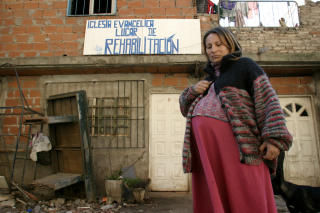 TIL AVVENNING: Det er ikke bare menn som bruker paco. Her er kvinnen Yeny, som er ni m�neder p� vei, foran avvenningssenteret i Ciudad Oculta. FOTO: REUTERS/CAROLINA CAMPS/SCANPIX
