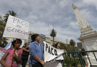 DE NYE M�DRENE P� MAIPLASSEN: M�drene og andre slektninger av pacobrukere demonstrerer hver torsdag utenfor presidentpalasset i Buenos Aires. FOTO: AFP PHOTO/SCANPIX