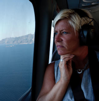 OVER OLJEN: Frp-lederen bes�kte blant annet Ver�y for � diskutere kraftforsyning. Her om bord i helikopter. Foto: Matias Nordahl Carlsen