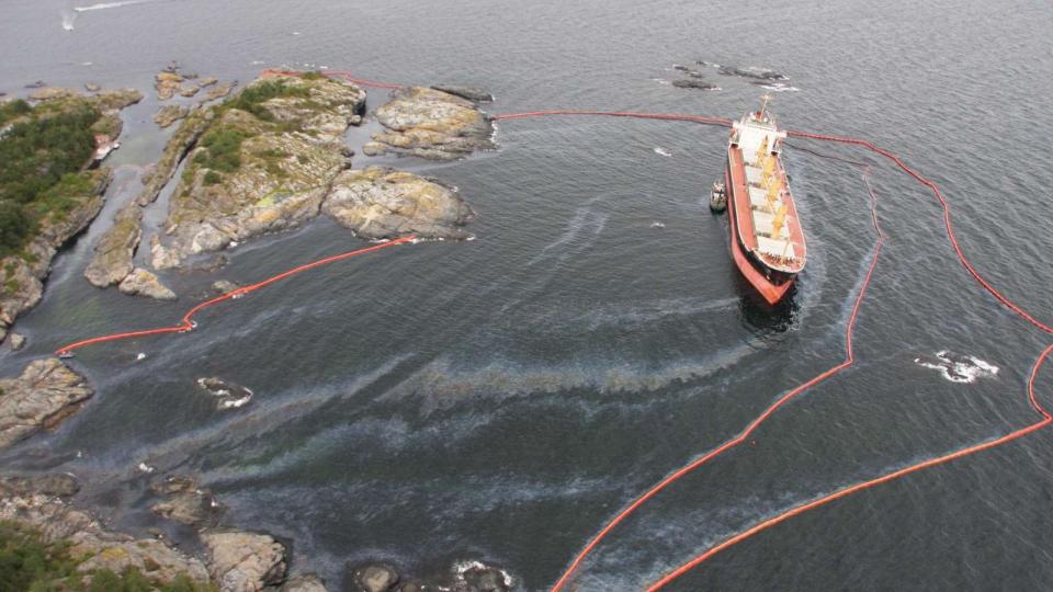  GRUNNST�TTE: Her, ved �ya S�stein, ligger det havarerte skipet Full City. Hun var lastet med 1120 tonn tungolje, som n� skader strender og fugleliv langs kysten av Telemark og Aust-Agder. Foto: Kystverket.
