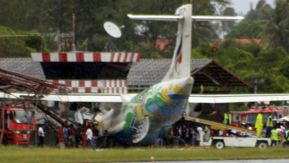 TRAFF T�RN:  Minst �n person er bekreftet d�d etter at flyet traff et ubemannet kontrollt�rn. Utenriksdepartementet fors�ker n� � finne ut om nordmenn var om bord flighten fra Krabi til turistm�let Koh Samui. Foto: SCANPIX