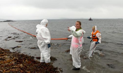 - HOLD DERE UNNA: Nina Jensen i WWF ber b�tfolk respektere de som jobber med oljeoppryddingen. Foto: Per Fl�the.