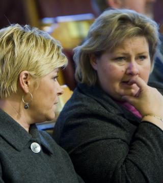VIL I REGJERING SAMMEN: Siv Jensen og Erna Solberg i Stortinget. Foto: Heiko Junge / SCANPIX