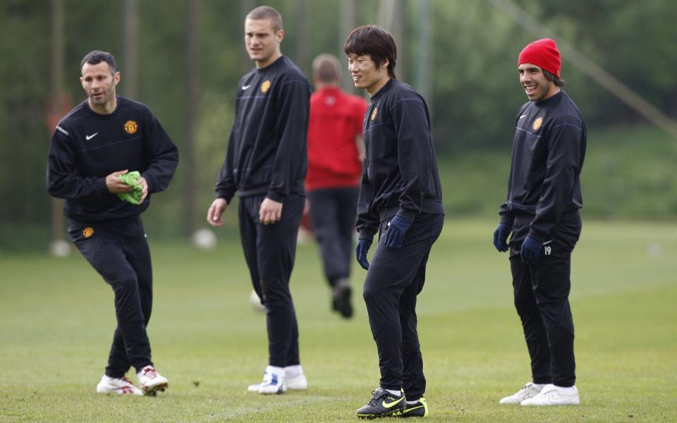 H�YT TENNINGSNIV�: Ryan Giggs (t.v.) mener at det h�ye tenningsniv�et p� Manchester United-treningene holder spillergruppa p� t� hev, selv om det f�rer til mye krangling der og da.Foto: SCANPIX/AP Photo/Jon Super