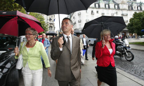 SAMMEN I REGNET: Arbeiderpartileder Jens Stoltenberg, SV-leder Kristin Halvorsen  ( til h�yre) og Sp-leder Liv Signe Navarsete p� vei til pressekonferansen for � legge fram sin plan for � vinne velgerne.  Foto: Cornelius Poppe/Scanpix