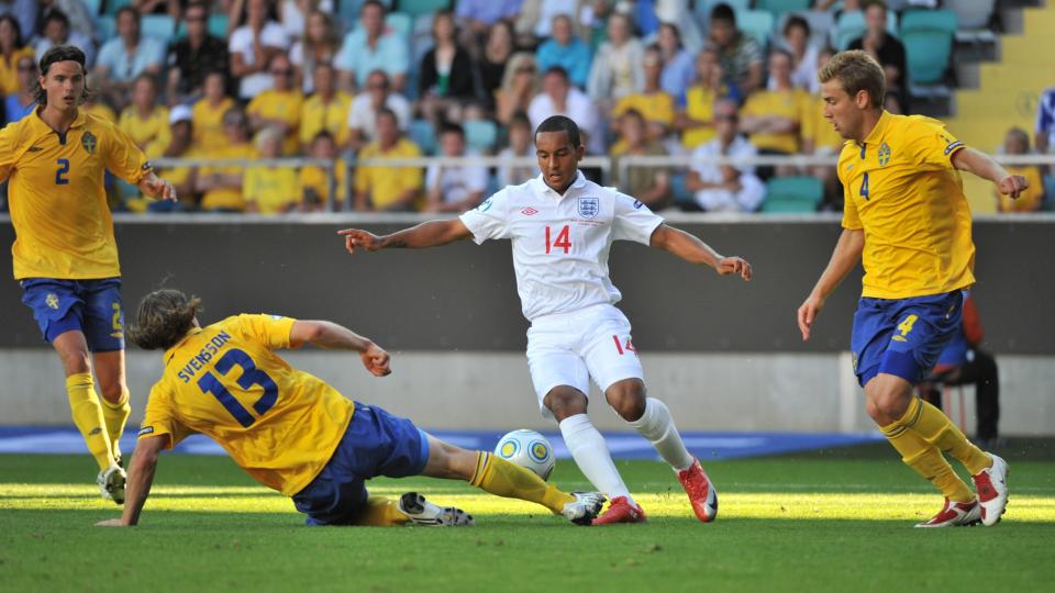 SPILLE MED DE STORE GUTTA: RBKs Mikael Lustig (til venstre) imponerte stor for Sverige i ungdoms-EM og n� er han tatt ut i Sveriges A-landslagstropp. Her i duell med Englands Theo Walcott. Foto:EPA.