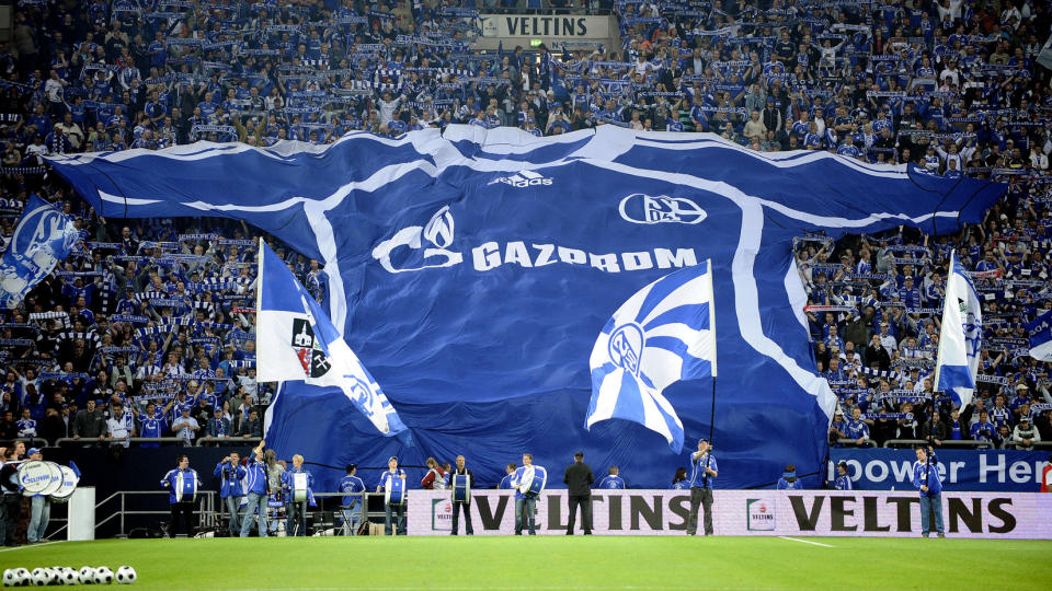 - VILLE VALGT BL�TT OG HVTT: Schalke-supporterne synger om Muhammeds fotball-preferanser p� kamp. N� har klubben hyret inn en ekspert p� Islam til � analysere sangen. Foto: AFP