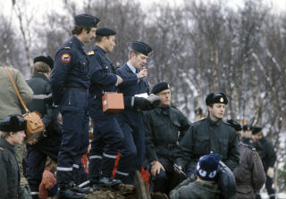 VURDERTE SOLDATER: Politiet slet med � fjerne demonstranter fra Stilla og Nullpunktet. I 2005 kom det for dagen at myndighetene vurderte � sette inn soldater fra h�ren for � fjerne demonstranter.
Foto Bj�rn Sigurds�n / NTB / SCANPIX