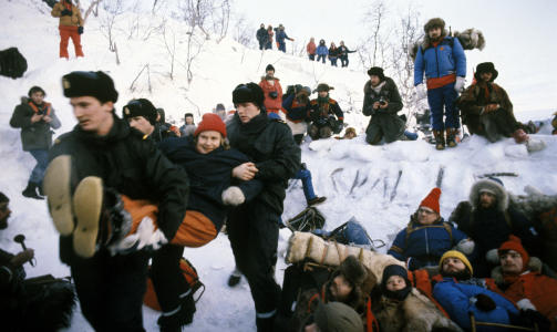 MILJ�KRIG: Finnmarksvidda januar 1979.        
Demonstrasjon mot utbyggingen av Alta-Kautokeino-vassdraget. Politiet ankommer leiren ved Nullpunktet i Stilla. Demonstrantene b�res bort av politiet f�r leiren ryddes. Nilsen og Flatberg tror omfattende bruk av sivil ulydighet blir resultatet dersom Lofoten og Vester�len blir �pnet for oljeutvinning.
Foto Per R. L�chen / NTB / SCANPIX