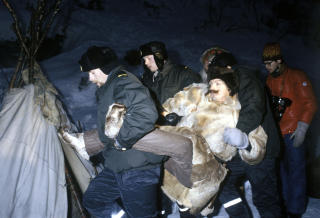 1979: I januar 1979 bar politiet bort Nils Utsi fra Nullpunktet ved Stilla.
Foto Per R. L�chen / NTB / SCANPIX