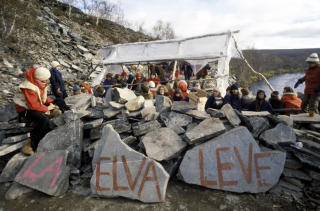Finnmarksvidda 197910
Demonstrasjon mot utbyggingen av Alta-Kautokeino-vassdraget. Flere hundre mennesker har sl�tt leir ved nullpunktet i Stilla for � hindre anleggsarbeidet  og kraftutbyggingen. Parolen  La elva leve er malt p� steiner.
Foto Erik Thorberg / NTB / SCANPIX