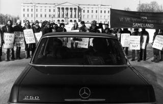 I OSLO: Ogs� i Oslo merket politikere at motstanden var stor. Her sperrer rundt 100 mennesker veien til slottsplassen fra Karl Johans gate og Drammensveien i februar 1981. 
NTB / SCANPIX