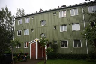 P�GREPET: De som n� er siktet for overlagt drap ble p�grepet p� denne adressen tidligere i dag. Foto: Svein Gustav Wilhelmsen.