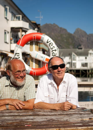 KLARE TIL NY KAMP: Tidligere leder av Folkeaksjonen mot utbygging av Alta-Kautokeino-vassdraget Alfred Nilsen og kampfellen Per Flatberg �pnet i g�r kveld Natur og Ungdoms sommerleir. Foto: Jo Straube