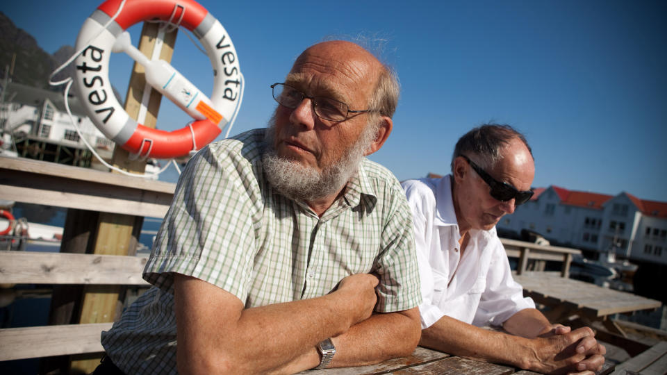 KLARE TIL NY KAMP: Tidligere leder av Folkeaksjonen mot utbygging av Alta-Kautokeino-vassdraget Alfred Nilsen og kampfellen Per Flatberg �pner i kveld Natur og Ungdoms sommerleir. Foto: Jo Straube