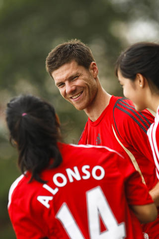 SKUFFET FANSEN: Liverpool-manager Rafael Benitex ba Alonsos h�re p� fansens �nsker, men spanjolen har n� f�tt viljen sin og returnerer til spansk fotball. Foto: AP