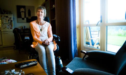 BLE FORLATT: MS-syke Bente Thires (52) ble forlatt ab hjemmesykepleier i en hvilestol klokken to p� natta, uten muligheter til � bevege seg. Hun m�tte ringe et privat hjemmehjelpsfirma for � f� hjelp til � komme i seng. Foto: H�kon Eikesdal
