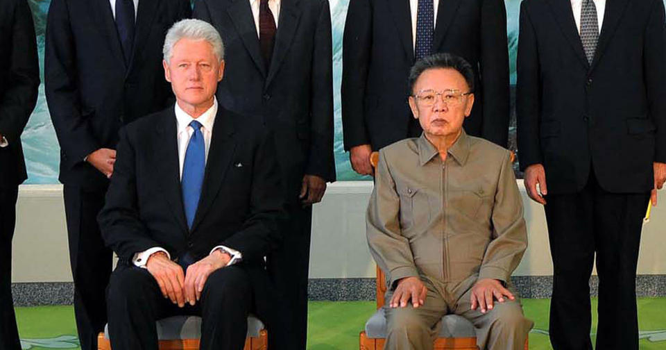  DET OFFISIELLE BILDET: : Det offisielle nordkoreanske nyhetsbyr�et KCNA offentliggjorde i natt dette bildet av Kim Jong-Il og hans gjest Bill Clinton. Foto: AFP/KCNA/SCANPIX.