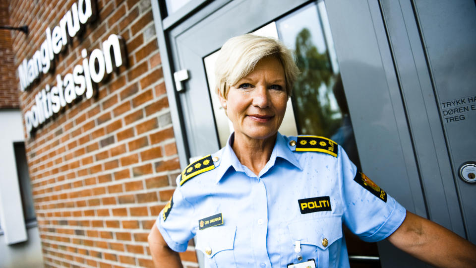 ADVARER: Stasjonssjef Gro Smedsrud ved Manglerud politistasjon advarer mot kriminelle som bruker svineinfluensa-pandemien som p�skudd for � ta seg inn i leiligheter.  Foto: H�kon Eikesdal/Dagbladet