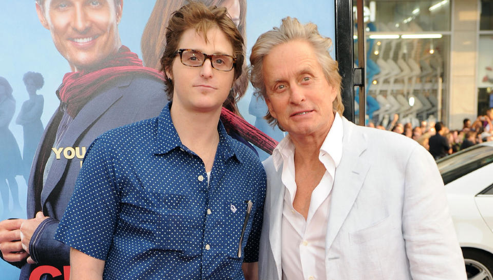 LEGGER SEG FLAT: Cameron Douglas har sagt seg skyldig i tiltalen mot ham. Her sammen med faren Michael Douglas kort tid f�r arrestasjonen i fjor. SCANPIX/AFP PHOTO / GABRIEL BOUYS