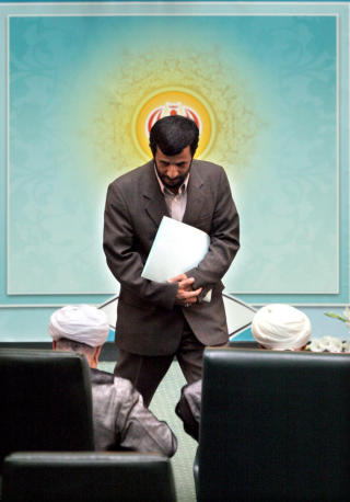 2005: Ahmadinejad ble tatt i ed for f�rste gang. Foto: AP photo/Hasan Sarbakhshian