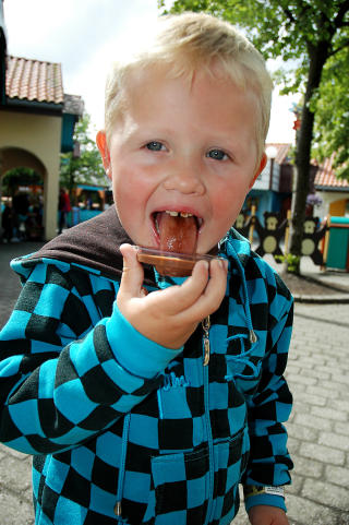 GODKJENT: Til tross for at sjokoladen nesten er helt smeltet, er Martin Edvardsen Sleveland (4) sikker i sin sak: &mdash;Mmm, denne var god, kanskje en av de beste sjokoladene jeg har smakt, sier Martin. Foto: Line Brustad