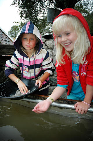 P� SKATTEJAKT: Venninnene Helene Skarpholt (8) og Mari �rum Pettersen (7) har funnet gull i Kongeparken. Foto: Line Brustad
