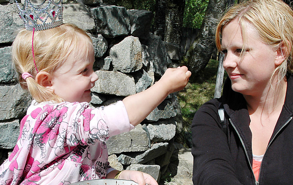 GULLGRAVENDE PRINSESSE: Sanna (2) og mamma Marita Figenscou har funnet gull i Kongeparken. - Den skal vi bytte mot ekte gullpenger, forteller Sanna forn�yd. Foto: Line Brustad