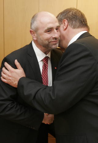 TO UTE: Dag Terje Andersen tok over etter Bjarne H�kon Hanssen i det tunge arbeids- og inkluderingsdepartementet. N� er de begge ute. Det kan gi Jens Stoltenberg en utfordring med � finne nye kandidater til noen av den nye regjeringens st�rste jobber. FOTO: SCANPIX
