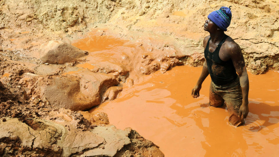 DRIVES HARDT: En gruvearbeider trekker pusten f�r han igjen setter i gang det hardet arbeidet i en gruve i Chudja, n�r Bunia, der den kongolesiske regjeringsh�ren driver store gruveomr�der med hard h�nd. Foto: AFP PHOTO/LIONEL HEALING/Scanpix