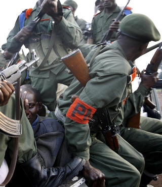 F�R KRITIKK: Flere er kritiske til kongolesiske regjeringsstyrkene i �st-Kongo. Her arresterer de det som hevdes � v�re en mai mai-kriger. Foto: AP Photo/Jerome Delay/Scanpix