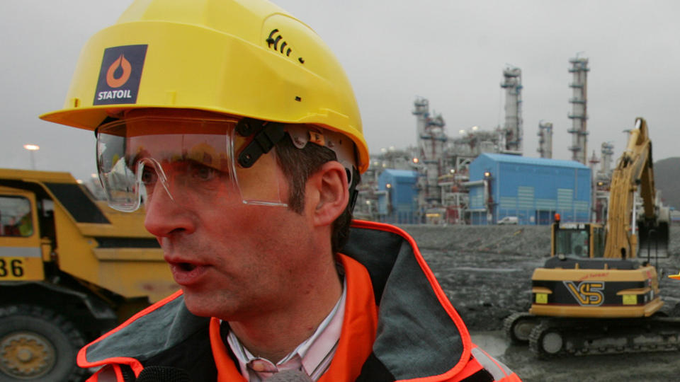 VALGKAMP MED OLJE-TJA: Statsminister Jens Stoltenberg holder lav profil i striden rundt oljeutvikling i Lofoten og Vester�len. Ap har vedtatt � bestemme seg i 2010. I mellomtiden profilerer b�de H�yre og Frp seg sterkt p� oljest�tte i valgkampen. Her bes�ker Stoltenberg K�rst�-anlegget i Nord-Rogaland.
Foto: Alf Ove Hansen / SCANPIX