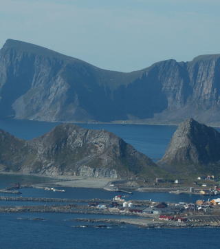 S�RBART: Ver�y i Lofoten eksporterer verdier for n�rmere 900 000 kroner per innbygger i �ret, i all hovedsak fiskeprodukter. Flott natur holder allikevel ikke p� ungdommen. Utsikt fra helikopter. Foto: Eiliv Frich Flydal/Dagbladet