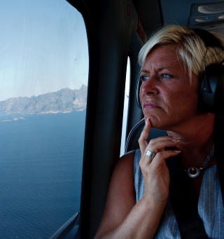 STARTET VALGET I NORD: Siv Jensen startet valgkampen i helikopter over Lofoten. De siste �rene har myndighetene kartlagt landsdelen for � finne olje og gass. Foto: Matias Nordahl Carlsen