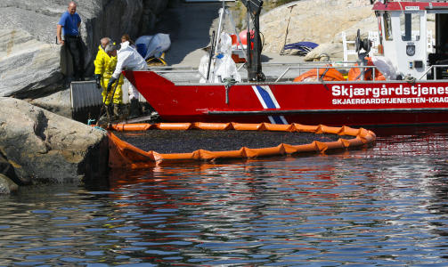 OLJES�L: Opprydding av olje ved Yngve Slyngstads hytte. FOTO:TORBJ�RN BERG/DAGBLADET