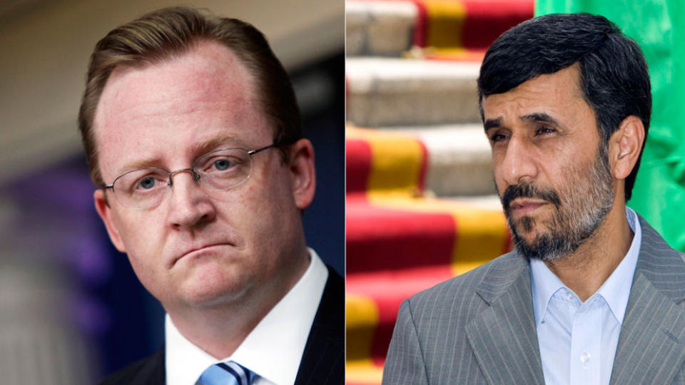 VALGTE LEDER? Robert Gibbs (t.v.) omtalte tirsdag Mahmoud Ahmadinejad som Irans valgte leder. Det angret han p�, og omformulerer seg i dag. Foto: Scanpix