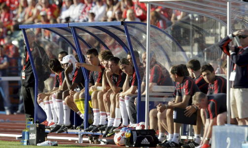 ROLIG KVELD:
Steven Gerrard og Fernando Torres satt f�rste omgang p� benken p� Bislett.
 Foto:  Terje Bendiksby / SCANPIX