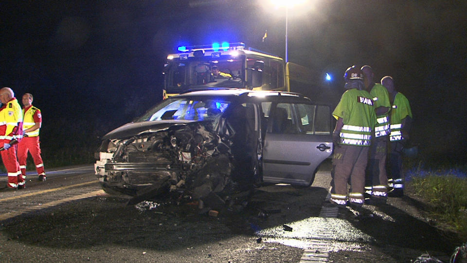  USKADD F�RER:  F�reren av denne bilen kom n�rmest uskadd fra en front til front-kollisjon p�  riksvei 282 i Nedre Eiker f�r midnatt. F�reren av motg�ende bil mistet livet. Foto: TOR KEISER.