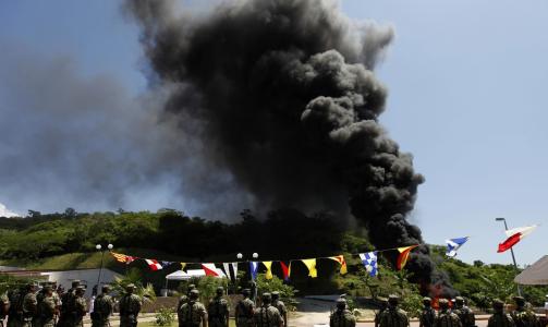  OPP I R�YK:  Marinesodlater i byen Huatulco fyrer opp sju tonn kokainn tirsdag. Foto: ELIANA APORESTE, REUTERS/SCANPIX.