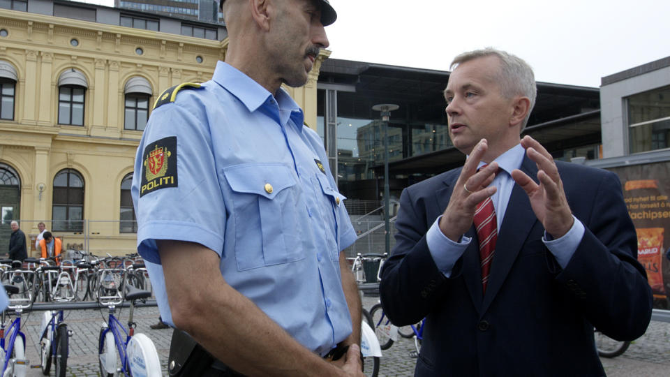  UT MED DE KRIMINELLE:  N� vil justisminister Knut Storberget sette fart i utvisningen av asyls�kere som blir tatt for narkoomsetning. Her sammen med politimann Tommy Bruland utenfor Oslo sentralstasjon i sommer.  Rundt Oslo S. foreg�r det �penlys narkohandel.  Foto: MORTEN HOLM, SCANPIX.