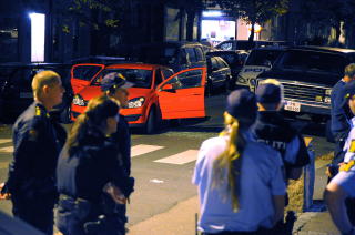 FANT S�LVGR� AUDI: Politiet har funnet det som antas � v�re fluktbilen fra Jens Bjelkes gate etter at 38 �r gamle Atle Bakke ble skutt fra kloss hold i denne r�de opelen p� T�yen i Oslo s�ndag kveld. Foto: �istein Norum Monsen