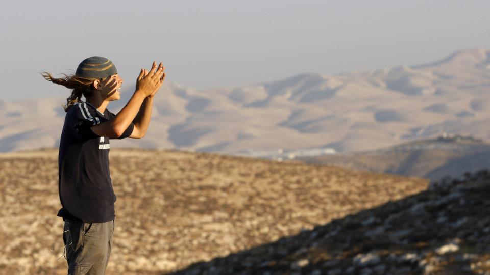 ULOVLIG BOSETTER: En j�disk bosetter ber ved en ulovlig bosetning n�r byen Ramallah p� Vestbredden. USA �nsker ett �rs stans i byggingen av nye bosetninger. Foto: REUTERS / Gil Cohen Magen / SCANPIX